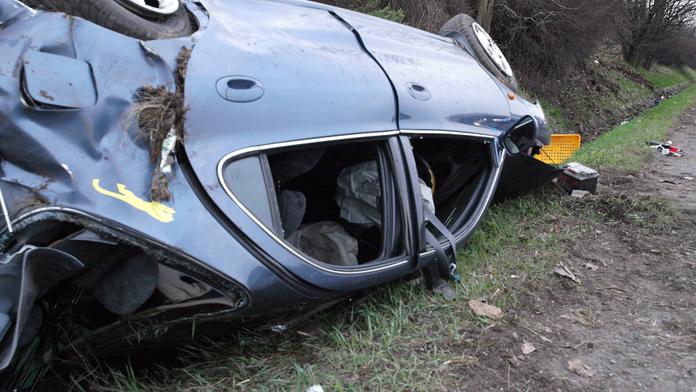 Řidič nezvládl své auto, po nárazu do stromu zemřel