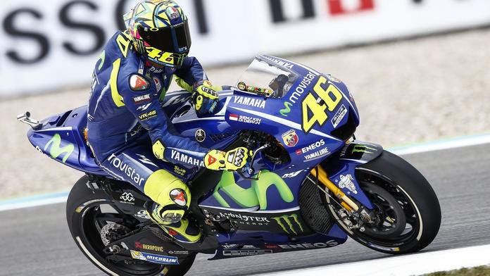 Rossi po roce slaví vítězství! Abraham vyrovnal nejlepší závod