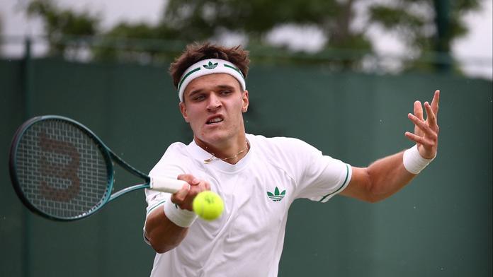 Menšík po bezzubém výkonu končí na Wimbledonu. Padla i Krejčíková