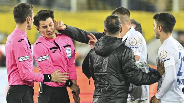Divoké scény. V Turecku napadli rozhodčího, liga se přerušuje