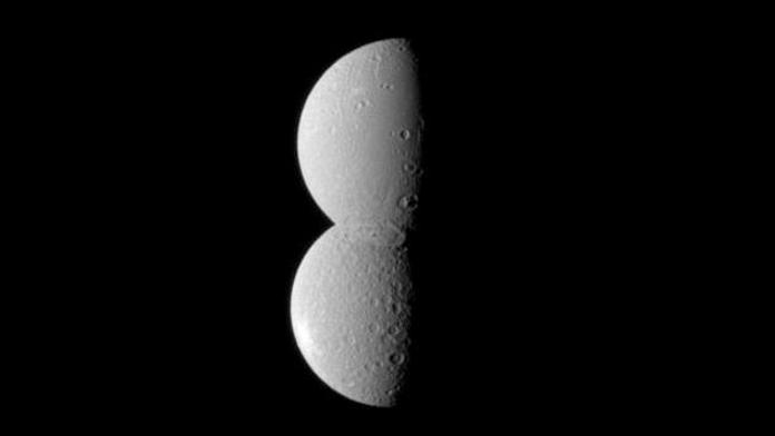 FOTO: Sněhulák ve vesmíru? Saturnovy měsíce zmátly astronomy