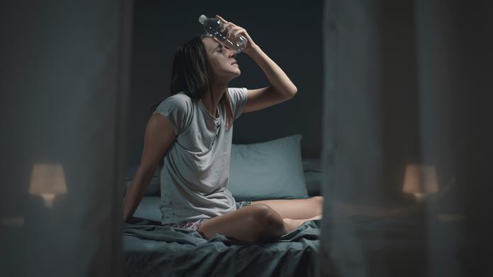 Nemůžete ve vedrech usnout? Odborníci poradili pár zaručených triků