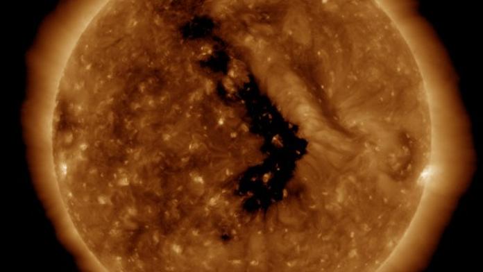 Sluneční vítr z koronální díry vyvolá na Zemi geomagnetickou bouři