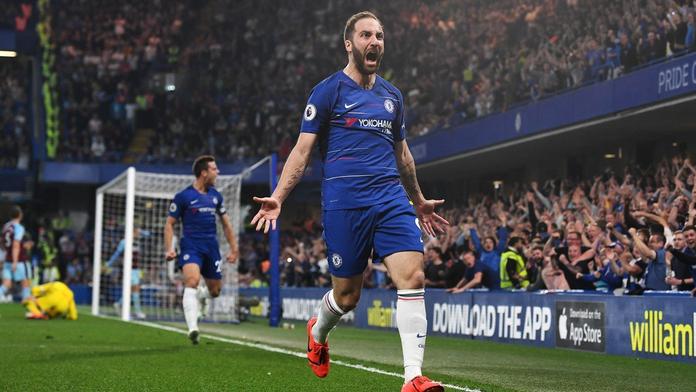 Skvělá oslava! Fanynka si narvala obličej Higuaína mezi prsa