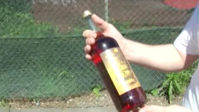 Nekolkovaný alkohol se stále prodává! V Praze jsme koupili tento rum
