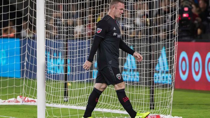 Rooney se při rohu neudržel, protihráči natáhl pěstí!