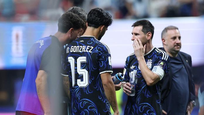 Fotbalisté Argentiny diskutují nad lahví Jordana Pickforda