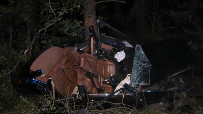 Řidič rozbil auto o strom, pro spolujezdce musel přiletět vrtulník