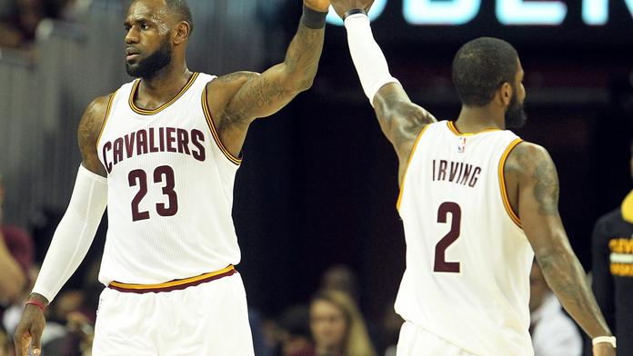 Cleveland je krok od finále, Boston rozebrali LeBron s Irvingem