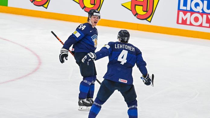 Finští hokejisté Mikael Granlund a Mikko Lehtonen