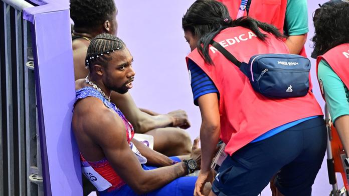 Americký sprinter Noah Lyles byl po olympijském finále na 200 metrů v péči zdravotníků