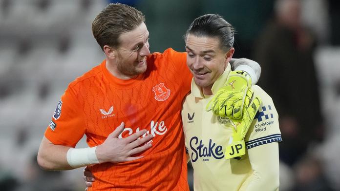 Jordan Pickford a Jack Grealish z Evertonu