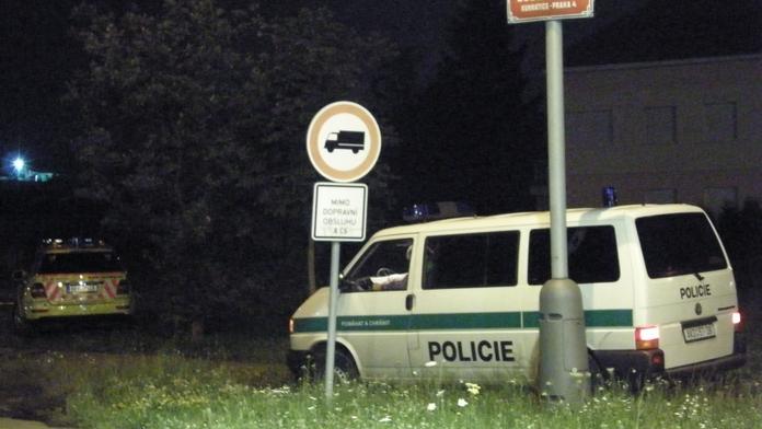 Mrtvola muže páchla v chatce dva týdny. Našli ji kamarádi