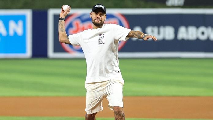 Neymar si nedávno vyzkoušel roli nadhazovače na stadionu Miami Marlins