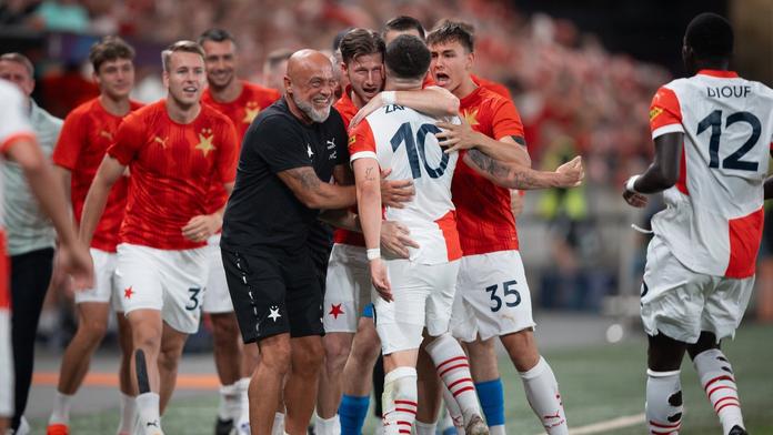 Milan Český se raduje s hráči Slavie