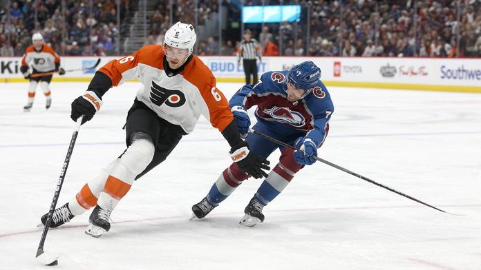Travis Sanheim z Philadelphie v souboji s Devonem Toewsem z Colorada