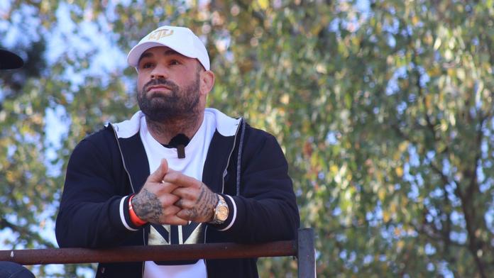 Karlos překvapil. Poslal velkou kytici růží ženě, Lela to nebyla