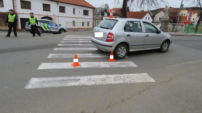 K přechodu se rychle hnalo auto, chlapce zachránila jeho sestra!