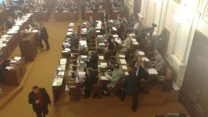 Průměrný poslanec si měsíčně vydělal 130 tisíc, dalších sto ušetřil