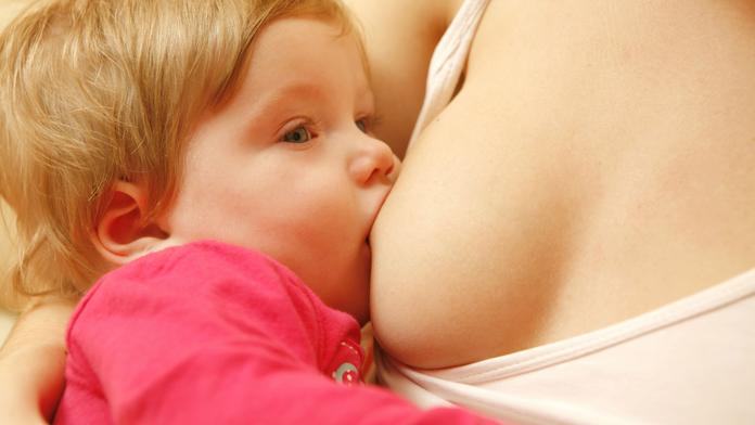 Kojte dítě déle! Bude mít vyšší IQ a více si vydělá