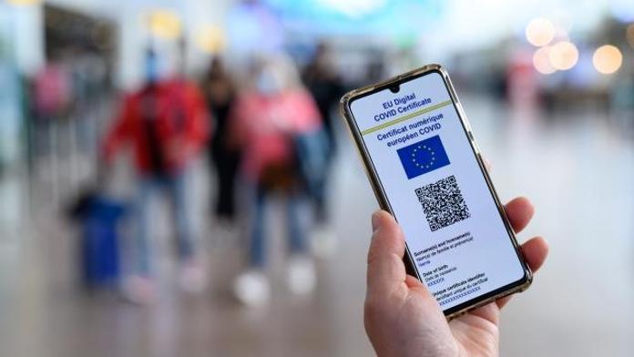 Očkovali jste se v cizině? V Česku si můžete požádat o evropský certifikát!