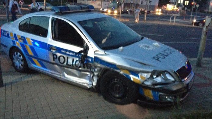 Řidička vjela v Praze do cesty houkajícím policistům, tři zranění