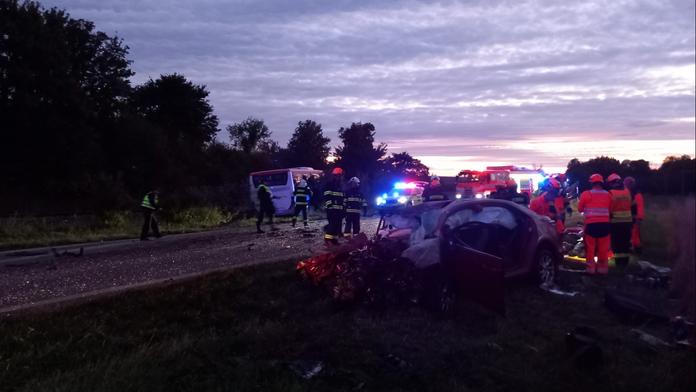 Na Vyškovsku se srazilo auto s autobusem. Zasahoval vrtulník