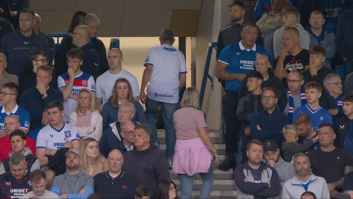 Fanoušci Rangers opouští stadion Ibrox
