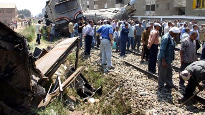 Čtyřicet dětí zemřelo při srážce autobusu s vlakem v Egyptě