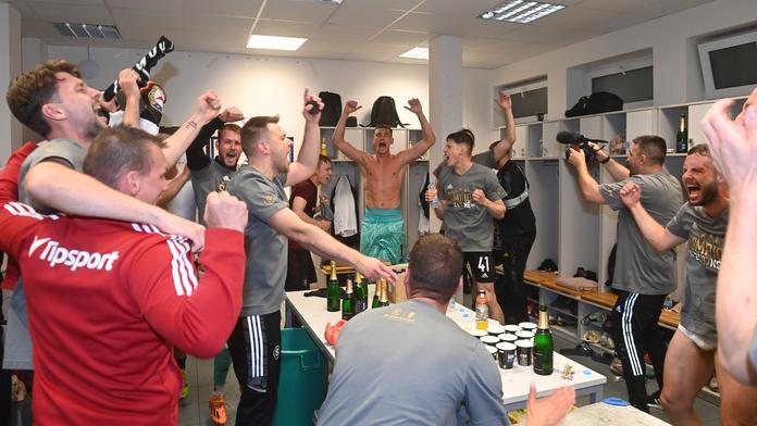 Fotbalisté Sparty slaví titul