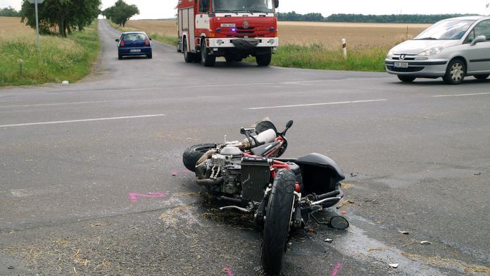 Motorkář nepřežil srážku s autem, zemřel v nemocnici