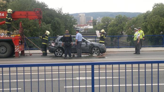 Ujíždějící řidič "zaparkoval" v Brně audi přímo do řeky