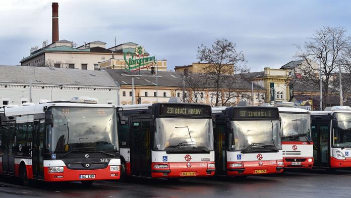 Horor v MHD: Muž chtěl odvést do jiné zastávky, řidiči hrozil zbraní