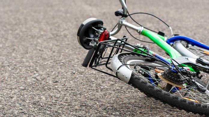Tragická noční projížďka: Na cyklistu spadl strom, na místě zemřel