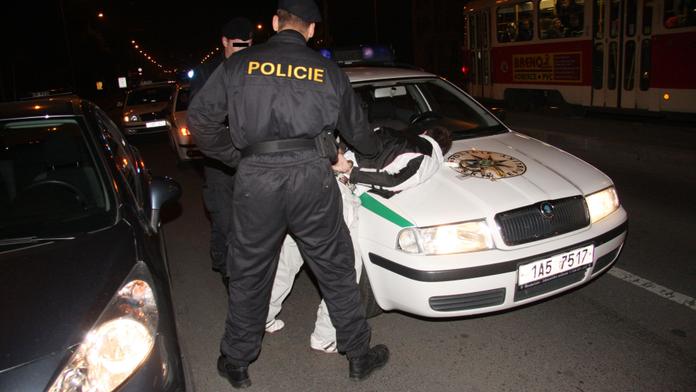 Úspěch! Policisté rozbili gang, který zásoboval Prahu heroinem!