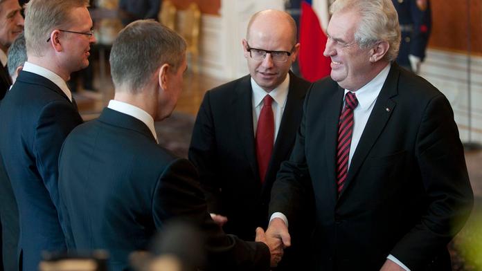 Sobotka nezná své ministry. Chtěl, aby prezident jmenoval Brabence! V čem ještě chyboval?