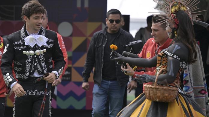 Charles Leclerc v kostýmu mariachi, připomínající mexického hudebníka