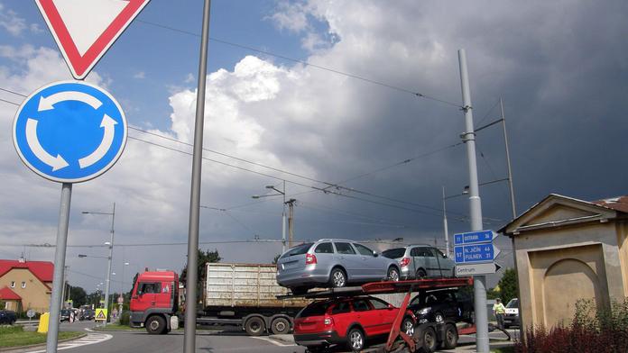 Řidiči pozor! Na 'kruháčích' platí nová pravidla dávání přednosti