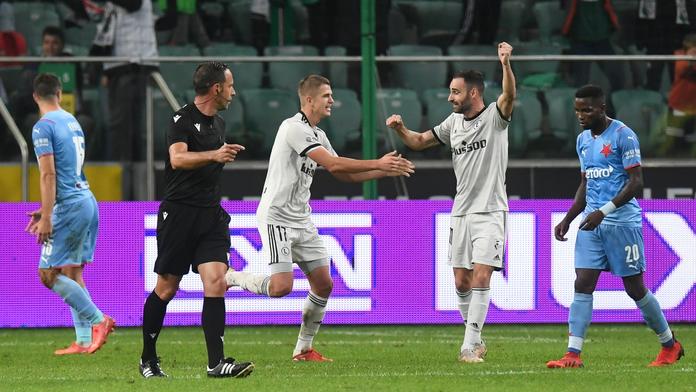 Slavia hrála celý zápas v deseti. Po prohře se jí Evropská liga netýká