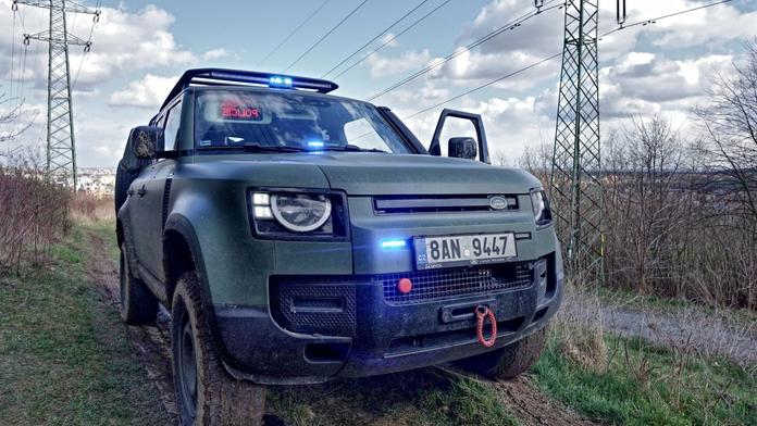 Nové hračky: Policisté vyrazí do terénu v defenderech za 65 milionů