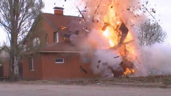 VIDEO: Rusové odpálili nalezené výbušniny v nelegální mešitě