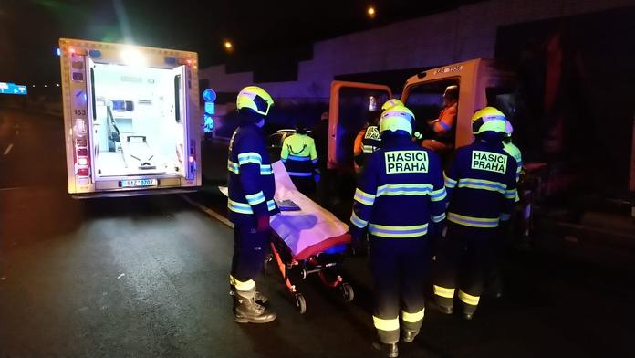 Doprava v Praze kolabuje. Na Jižní spojce se srazila čtyři vozidla