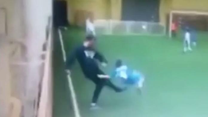 VIDEO: Dril malých ruských fotbalistů. Ten trenér je blázen!