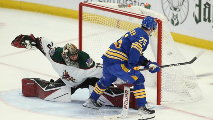 Vejmelka při premiéře v NHL zářil. Arizona padla až po nájezdech