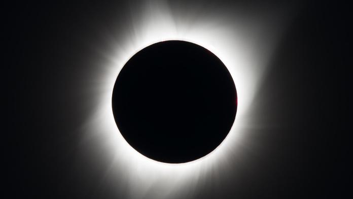 PŘEHLED: V tyto časy u vás uvidíte zatmění Slunce. Nejlepší výhled bude na dovolené