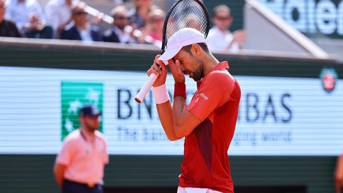 Djokovič si stěžoval na kurt. Nevím, jestli nastoupím do čtvrtfinále, přiznal