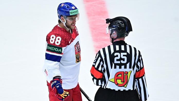 Pastrňák si vyčítá trestné střílení: Trochu se stydím, řekl po obratu