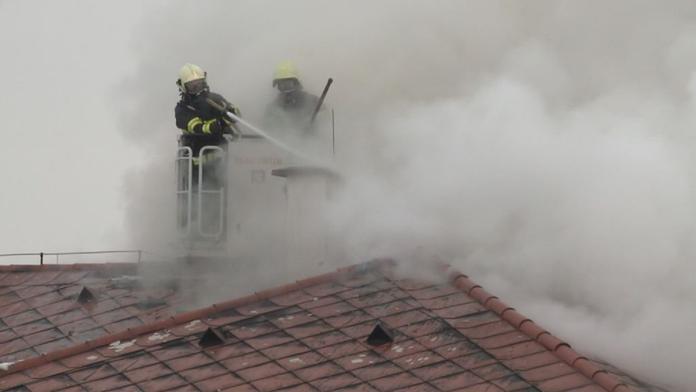 Plameny uvěznily ženu na balkoně rodinného domu, na pomoc přispěchali hasiči