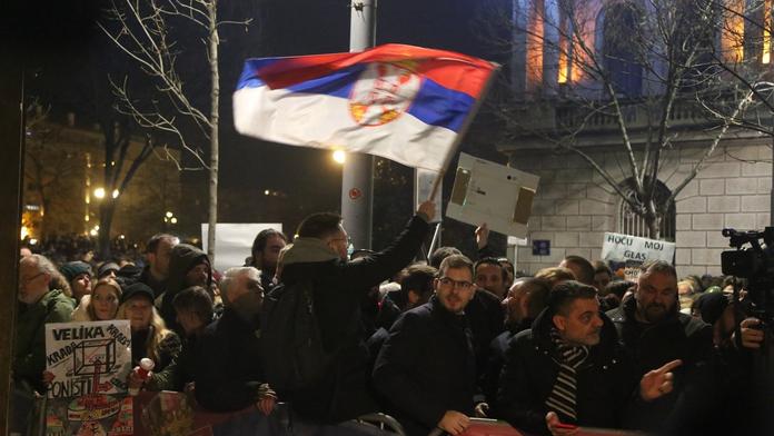 Srbové protestují proti výsledkům voleb. Na budovu parlamentu házeli vejce