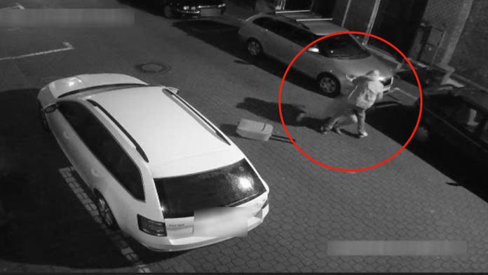 Lupič vláčel dívku za vlasy a kopl ji do hlavy. Poznáváte ho? VIDEO